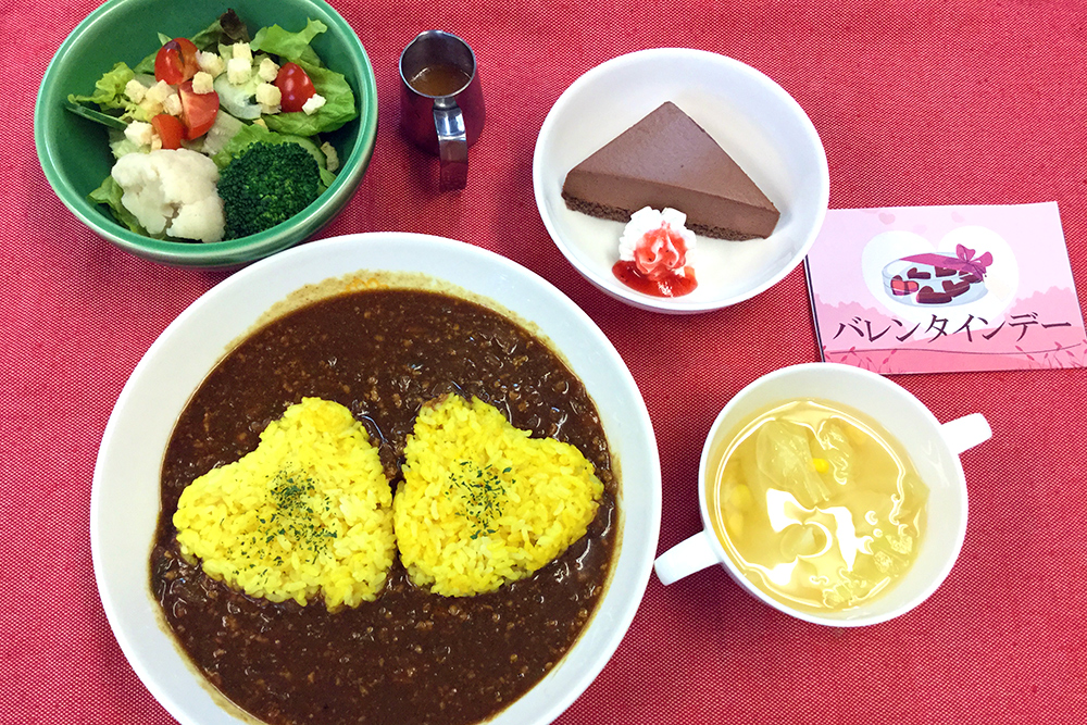 【バレンタイン】キーマカレー、コンソメスープ、盛り合せサラダ、チョコレートケーキ